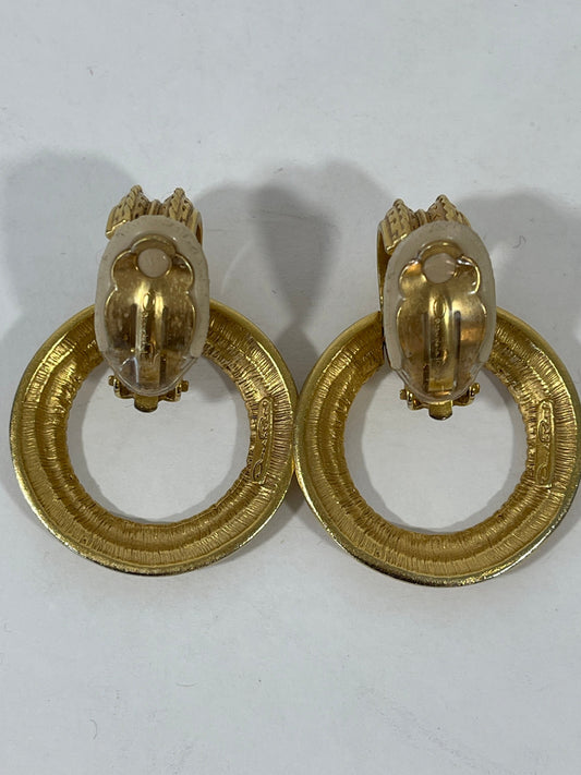 Vtg Oscar De la Renta Gold Tone Etched Door Knocker Clip On Earrings