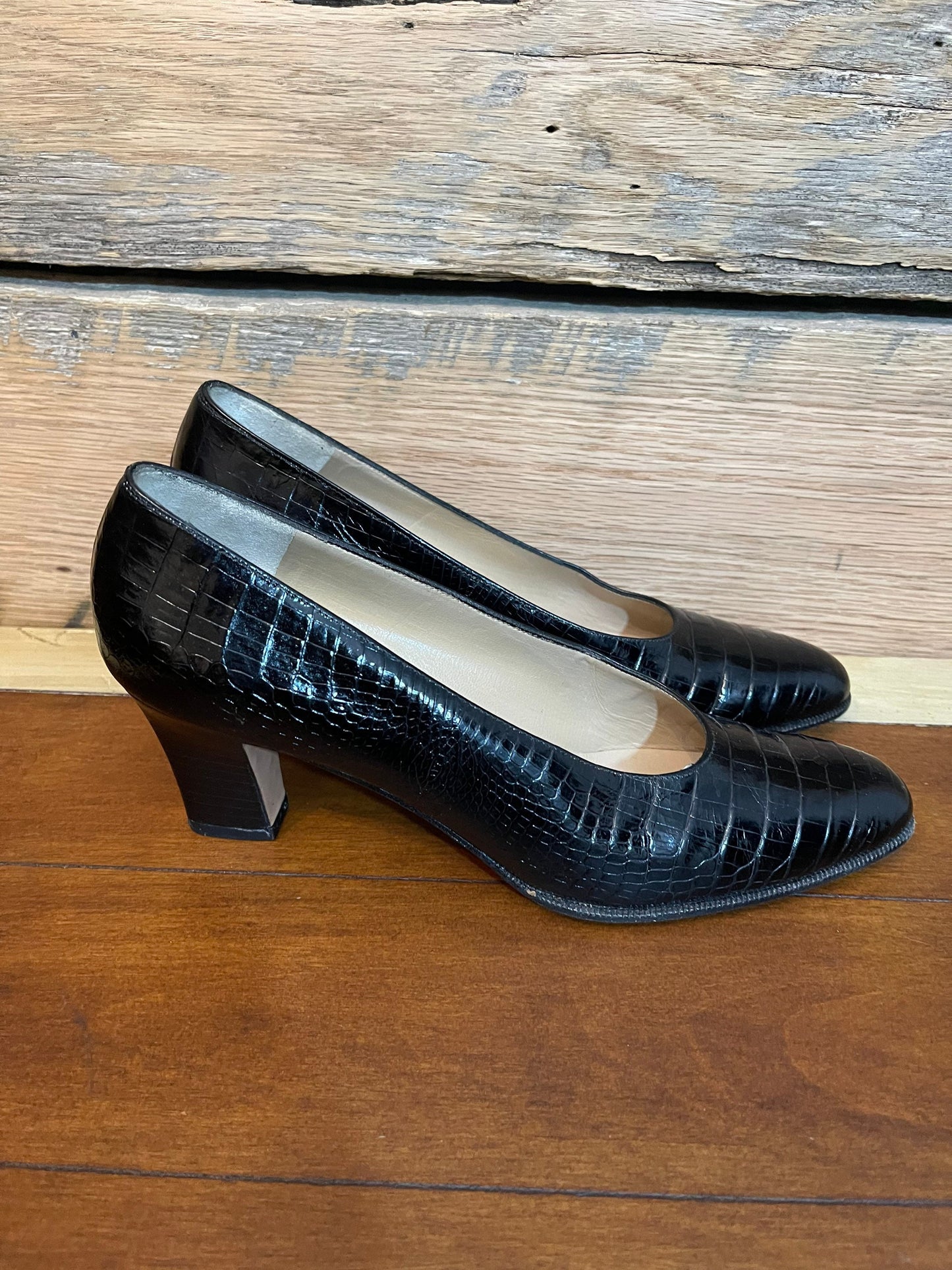 Salvatore Ferragamo Black Crocodile Print Pumps Sz 8AAA